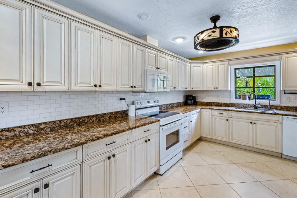 622 SW Pine Tree Lane, Palm City, FL 34990 Photo