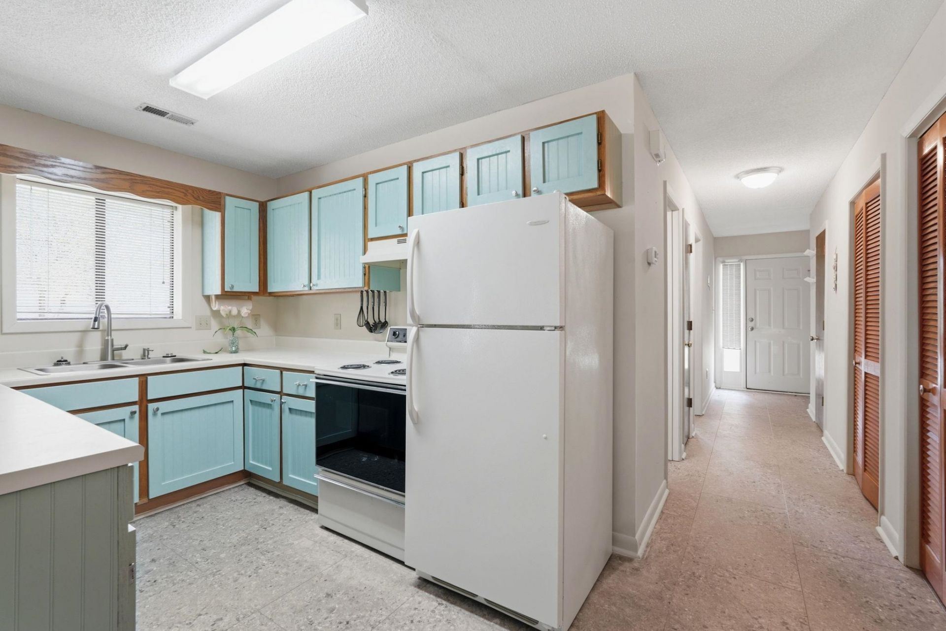 500 Fairway Village Dr. Photo 16