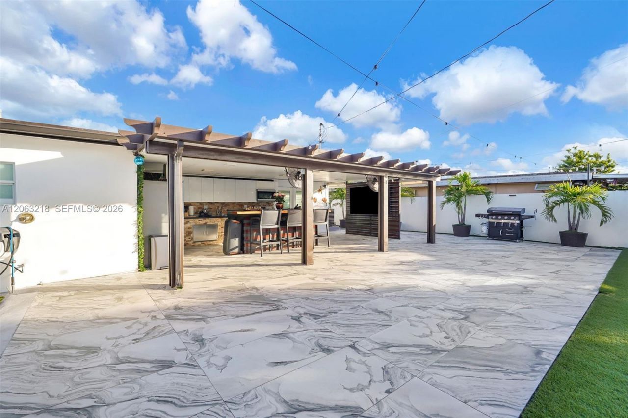 831 E 10th Pl , Hialeah, FL 33010 Photo