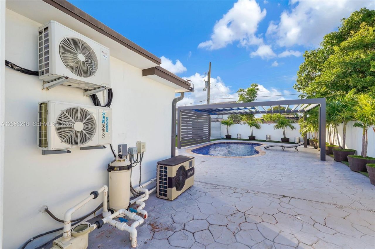 831 E 10th Pl , Hialeah, FL 33010 Photo