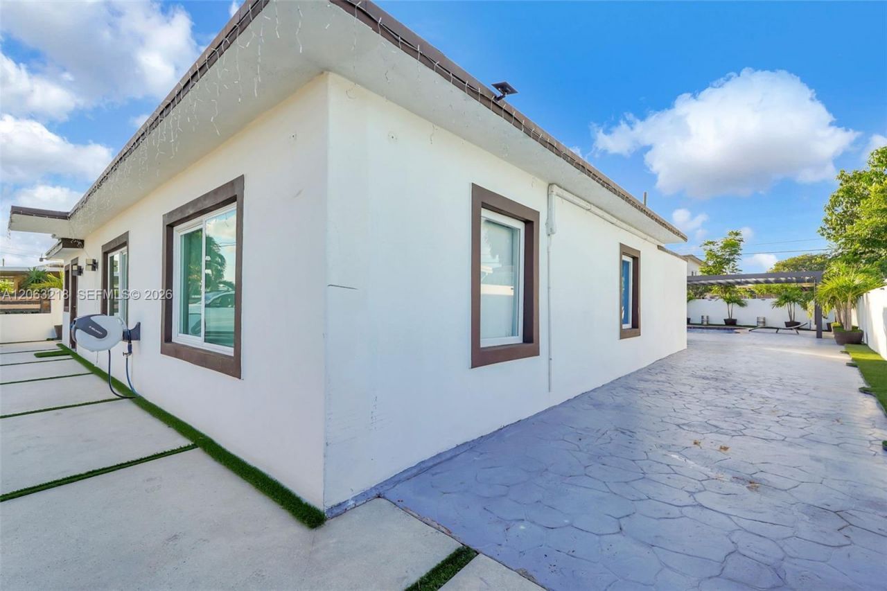 831 E 10th Pl , Hialeah, FL 33010 Photo