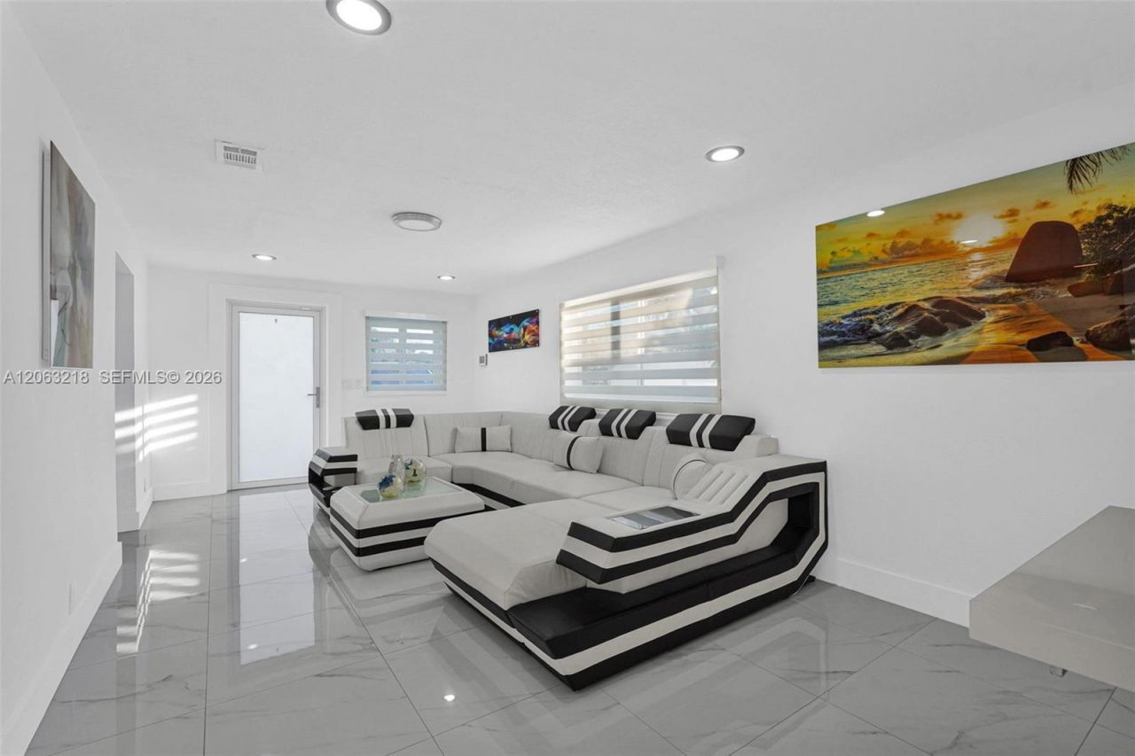 831 E 10th Pl , Hialeah, FL 33010 Photo