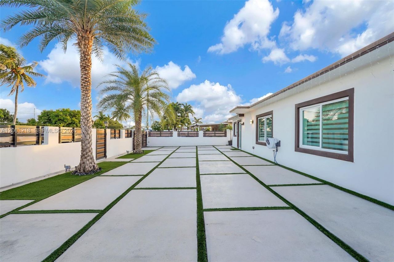 831 E 10th Pl , Hialeah, FL 33010 Photo