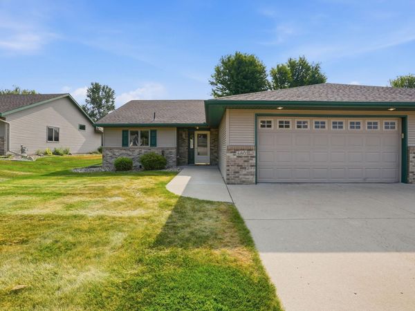 680 West River Dr , New London, MN 56273