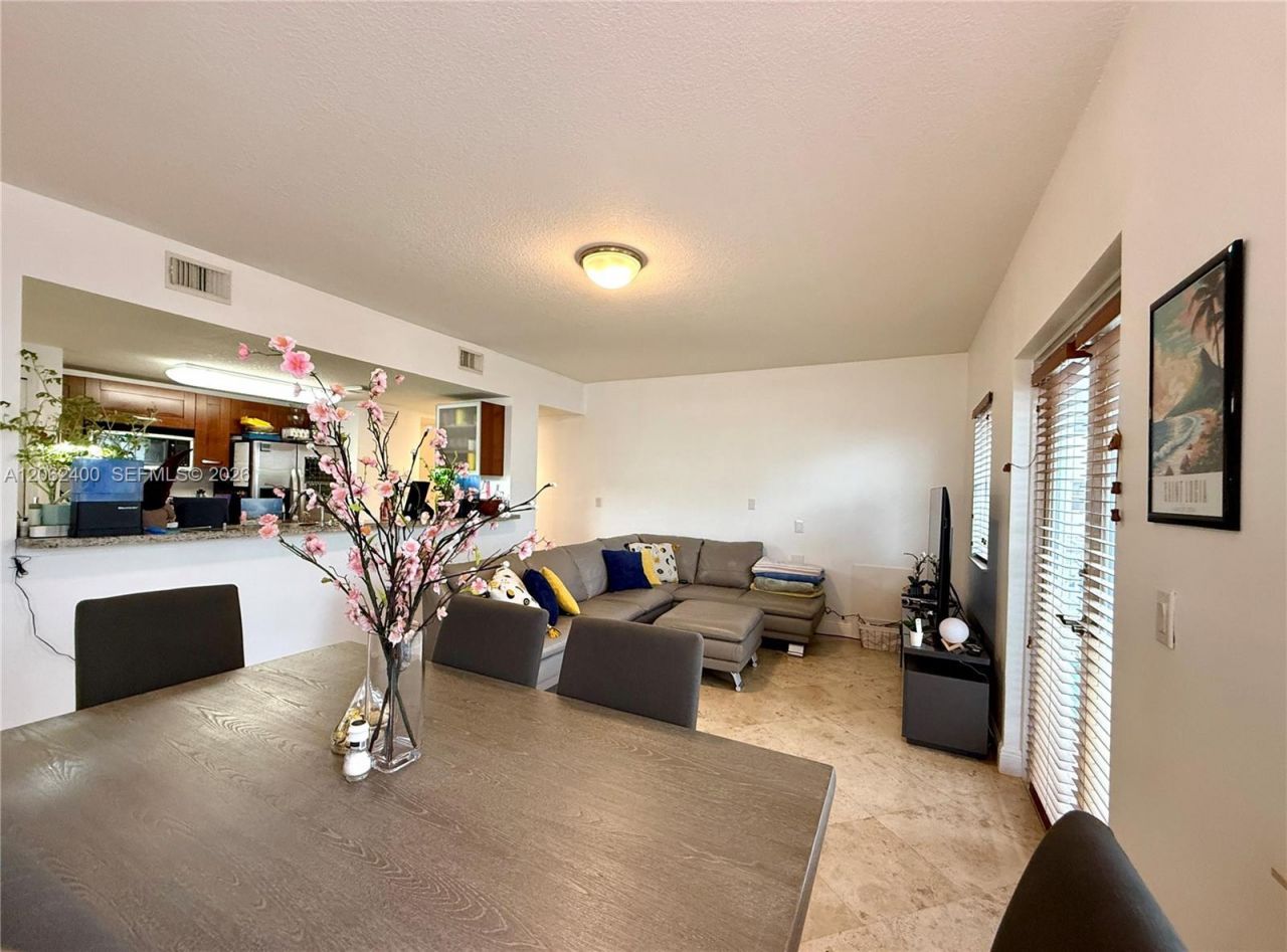 1033 SW 9th Ct, Unit M-2, Miami, FL 33130 Photo