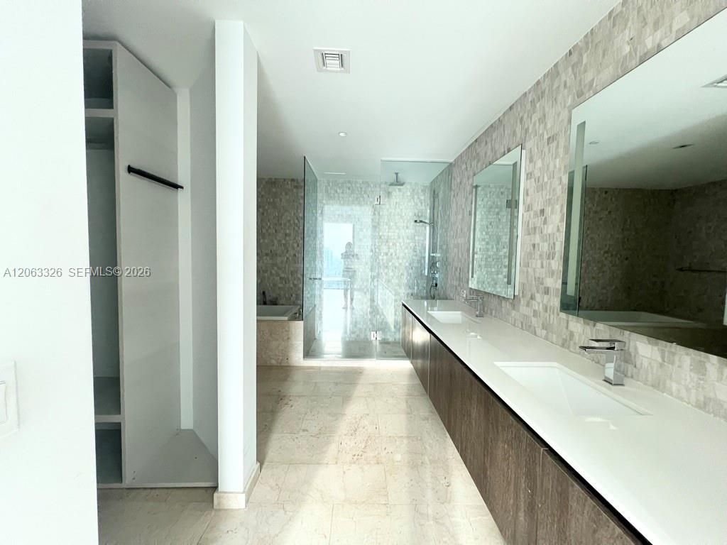 68 SE 6th St , Unit 3810, Miami, FL 33131 Photo