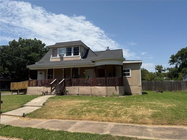 610 W 6th Street , Bonham, TX 75418