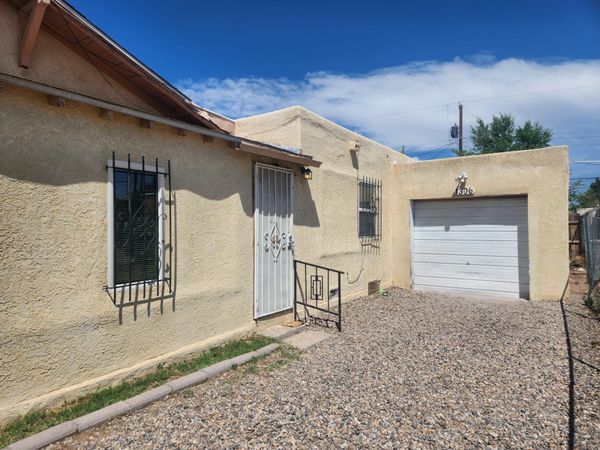 1306 Los Tomases Drive NW, Albuquerque, NM 87102