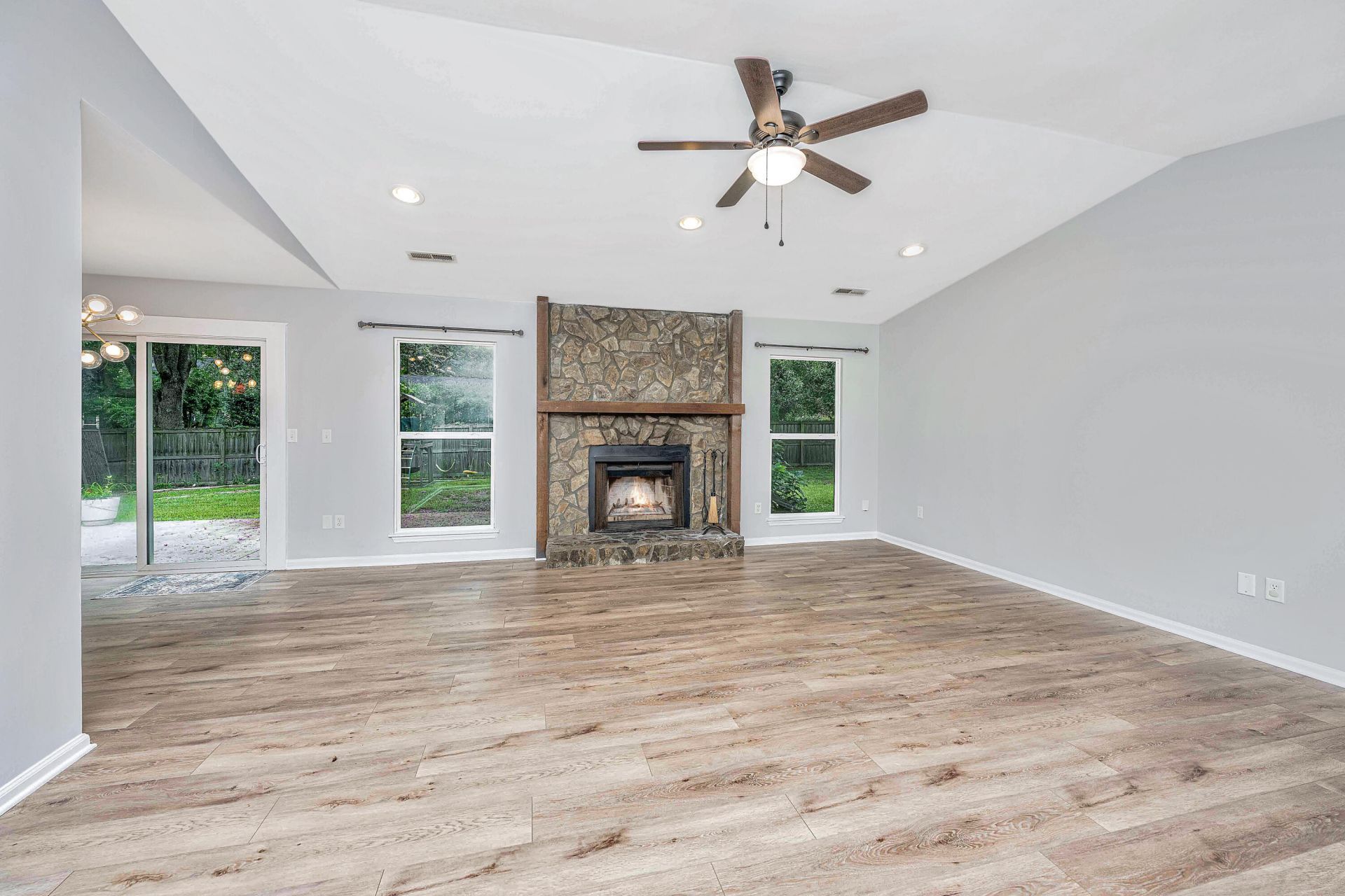 1777 Banbury Road Photo 10