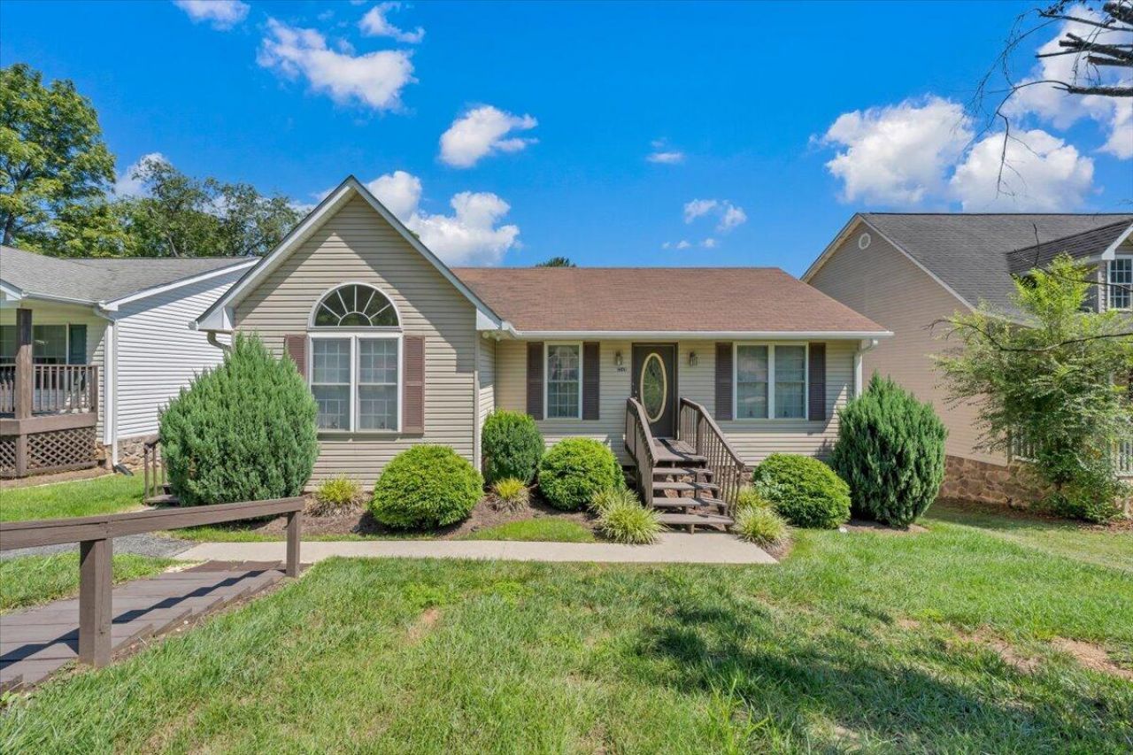 2349 Locust Grove Cir Ne, Roanoke, VA 24012 Main Photo