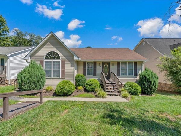 2349 Locust Grove CIR NE, Roanoke, VA 24012