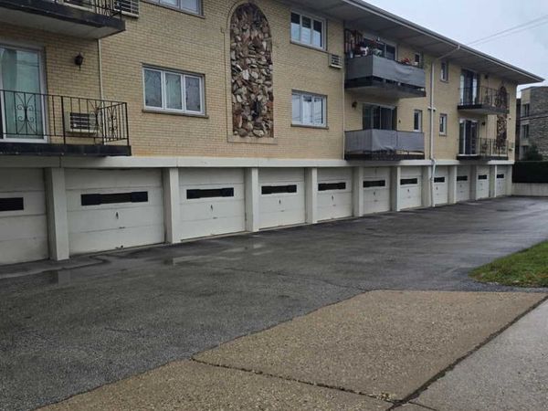 2 N Dee Road, Unit 204, Park Ridge, IL 60068
