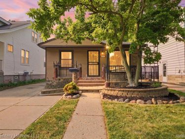 7388 McKinley, Center Line, Mi 48015