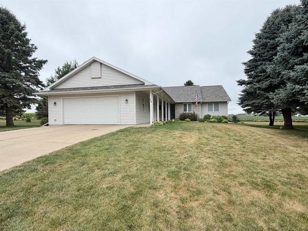 938 LEONA CIR, Storm Lake, IA 50588