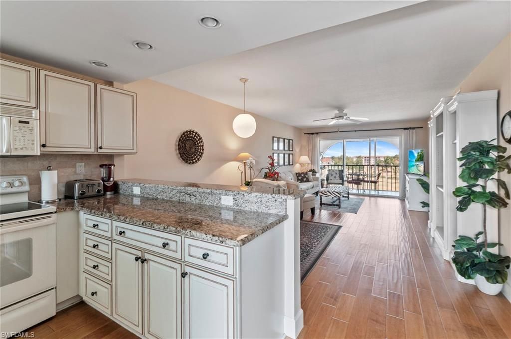 29 High Point Cir E, Unit 503, Naples, FL 34103 Photo