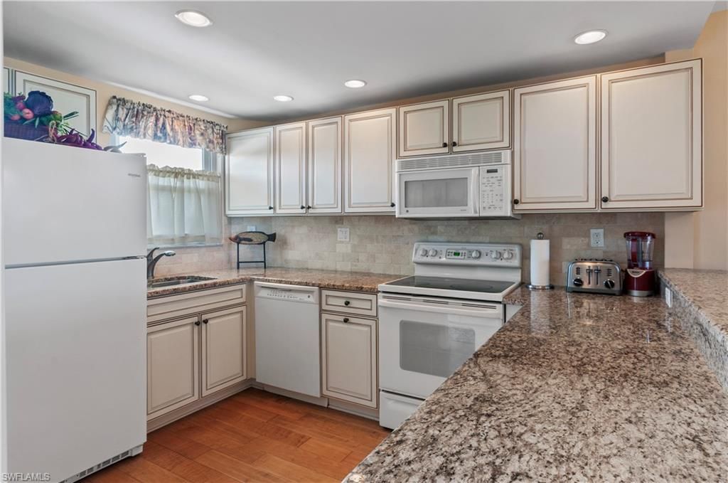 29 High Point Cir E, Unit 503, Naples, FL 34103 Photo