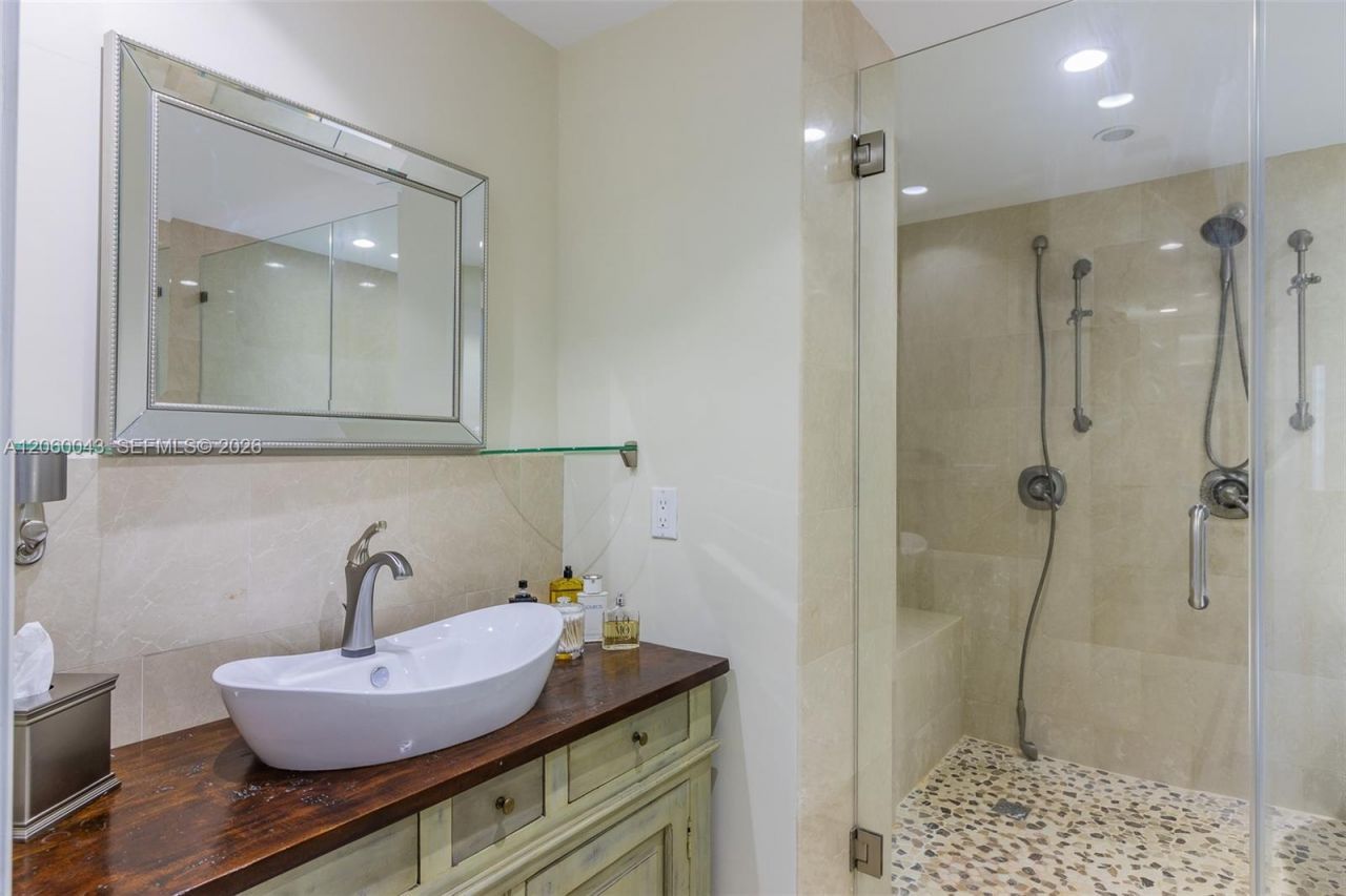 5255 Collins Ave , Unit 11E, Miami Beach, FL 33140 Photo