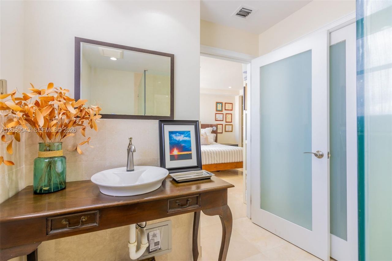 5255 Collins Ave , Unit 11E, Miami Beach, FL 33140 Photo