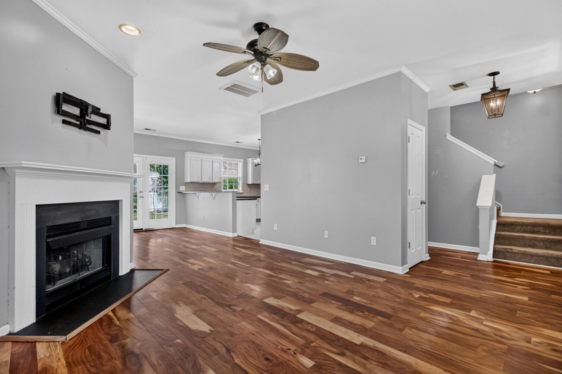 208 Dandelion Street Photo 5
