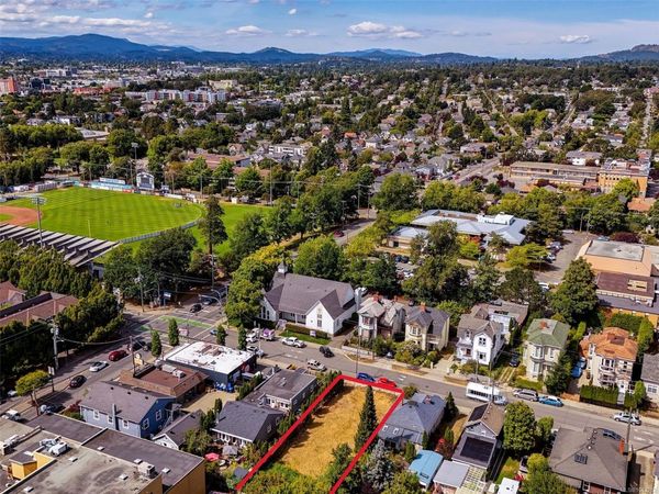 1115 Caledonia Ave , Victoria, BC V8T 1E9