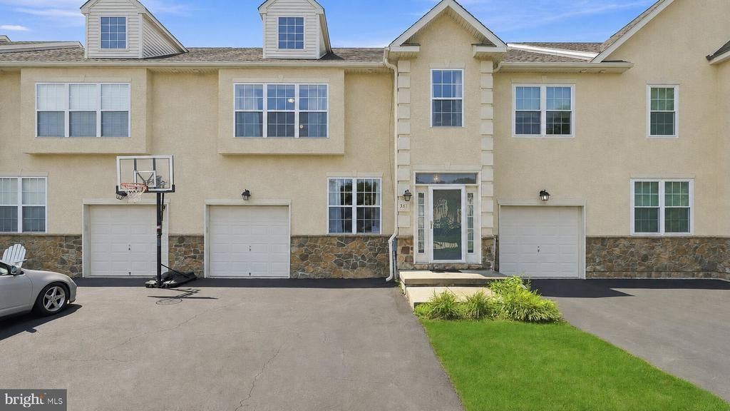 381 MANOR CIRCLE , HARLEYSVILLE, PA 19438