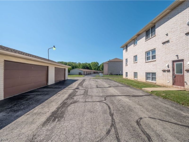 7357 Eisenhower Drive, Unit 6, Boardman, OH 44512 Photo 3