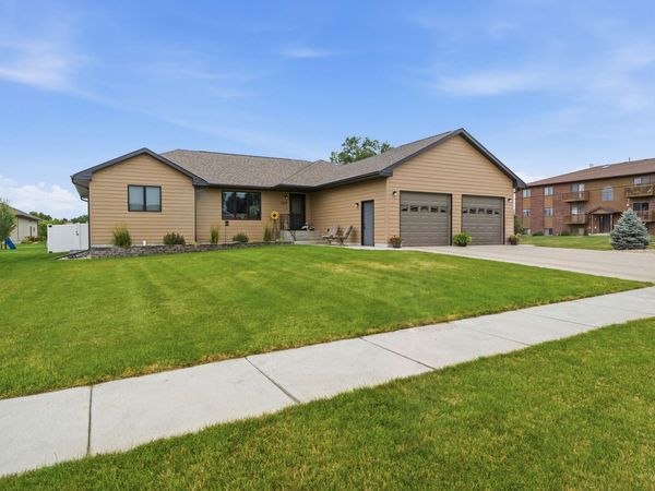 1529 Torrey Pines Ave, Mitchell, SD 57301