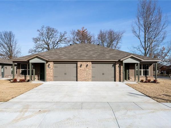 1743 E Central Street , Siloam Springs, AR 72761