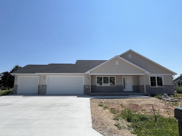 1430 CAROLINE DRIVE, New London, WI 54961