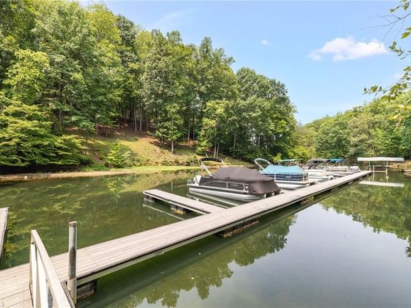 400 Crossing Creek Drive , Belews Creek, NC 27009