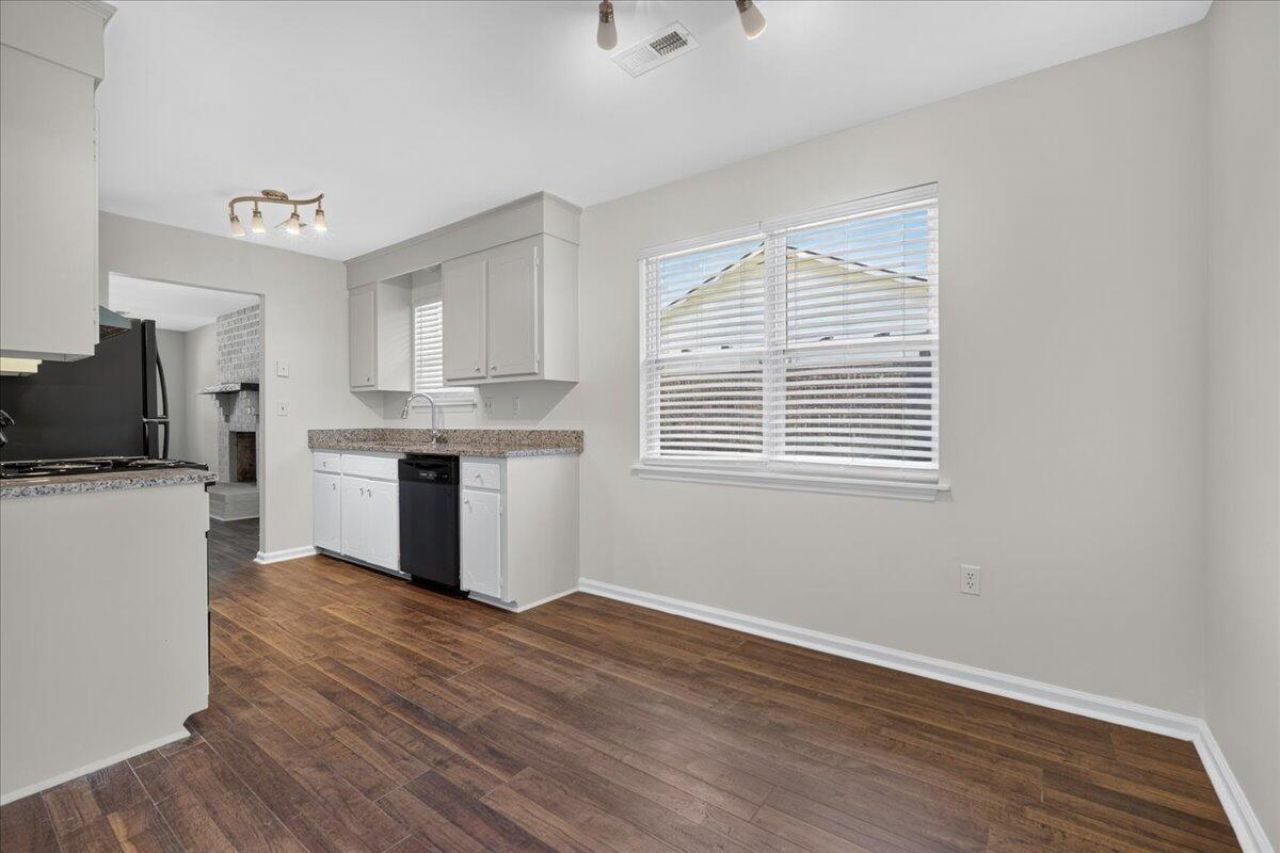 7725 Suzanne Drive Photo 11