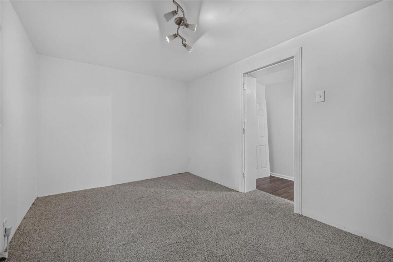 7725 Suzanne Drive Photo 12