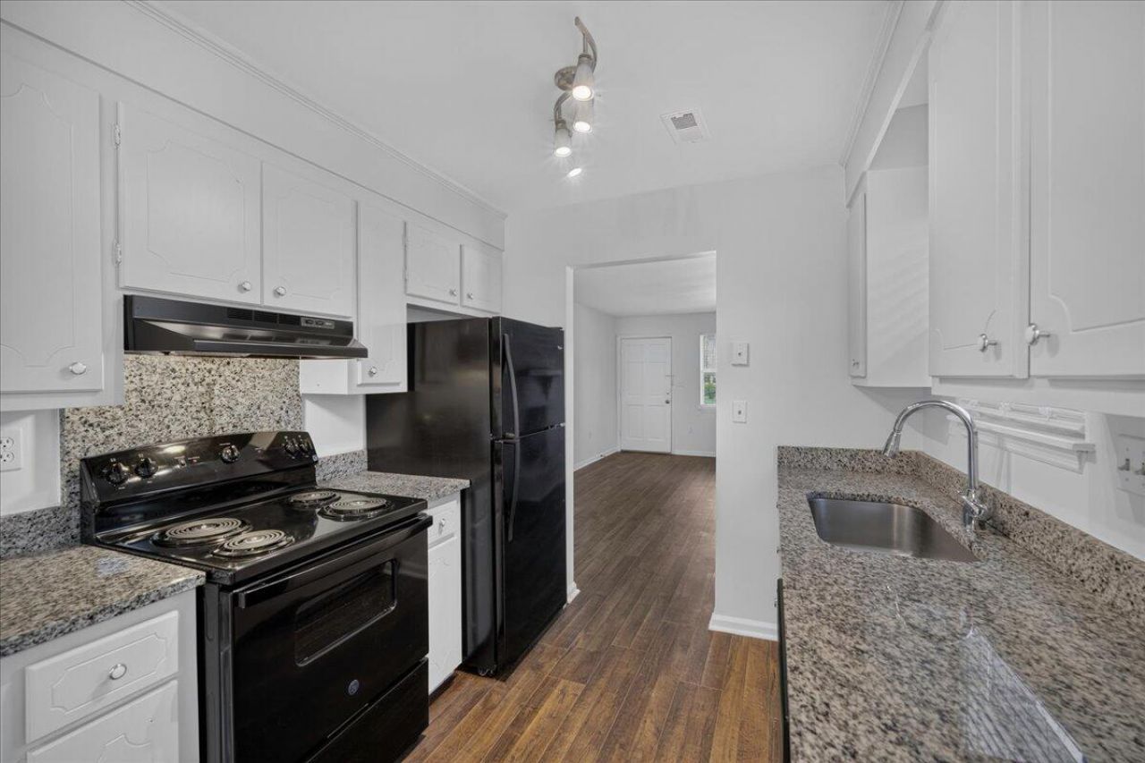 7725 Suzanne Drive Photo 4