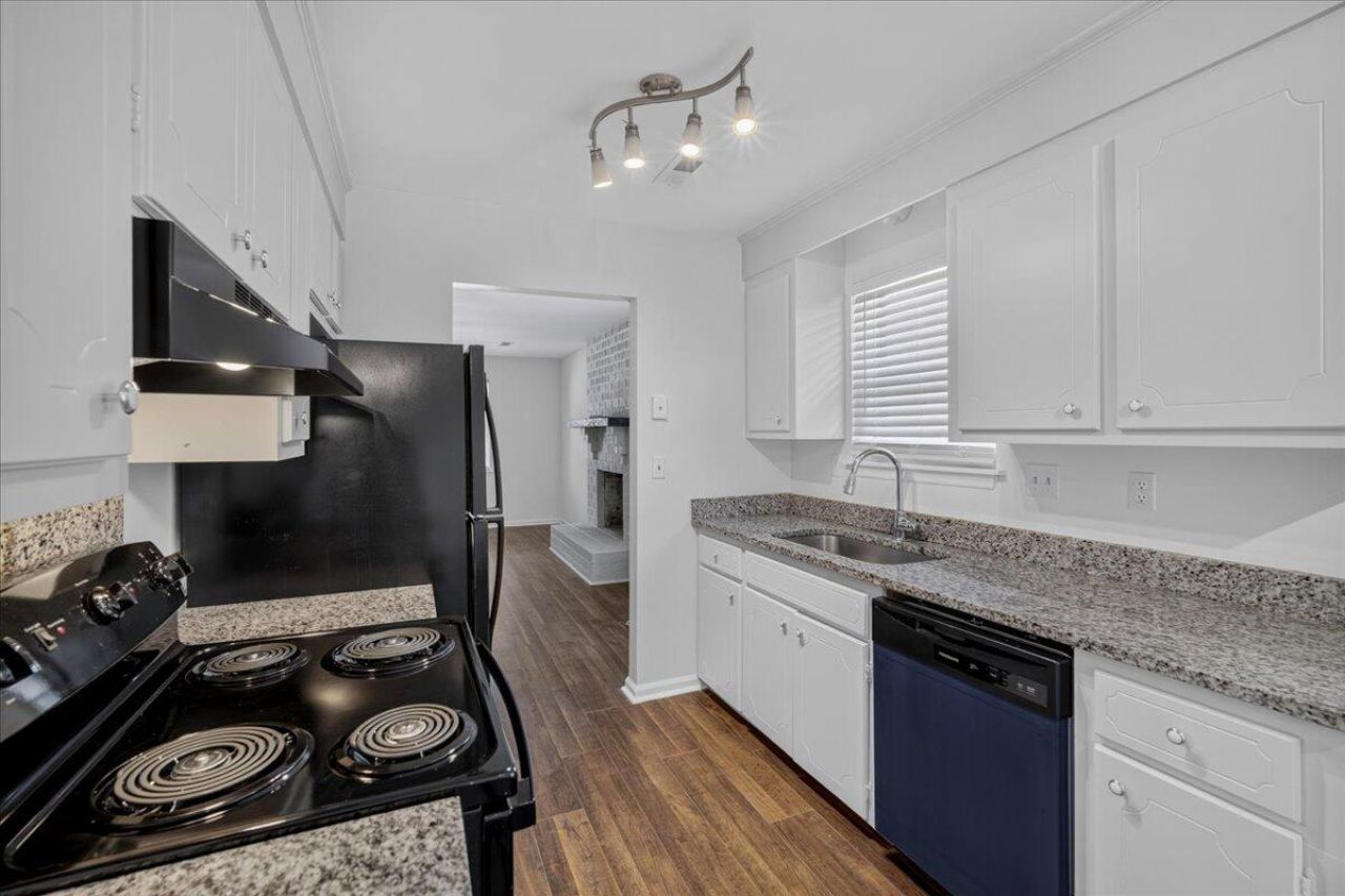 7725 Suzanne Drive Photo 5