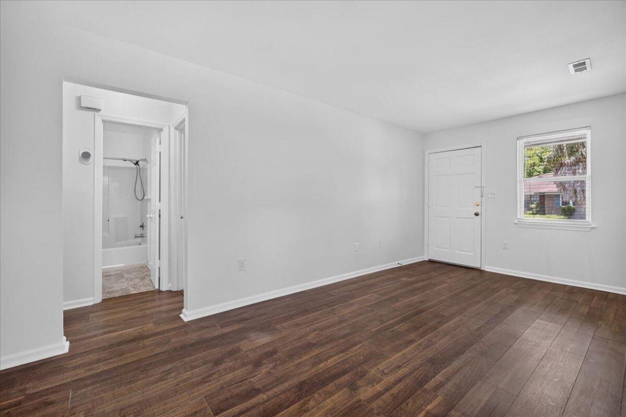 7725 Suzanne Drive Photo 6
