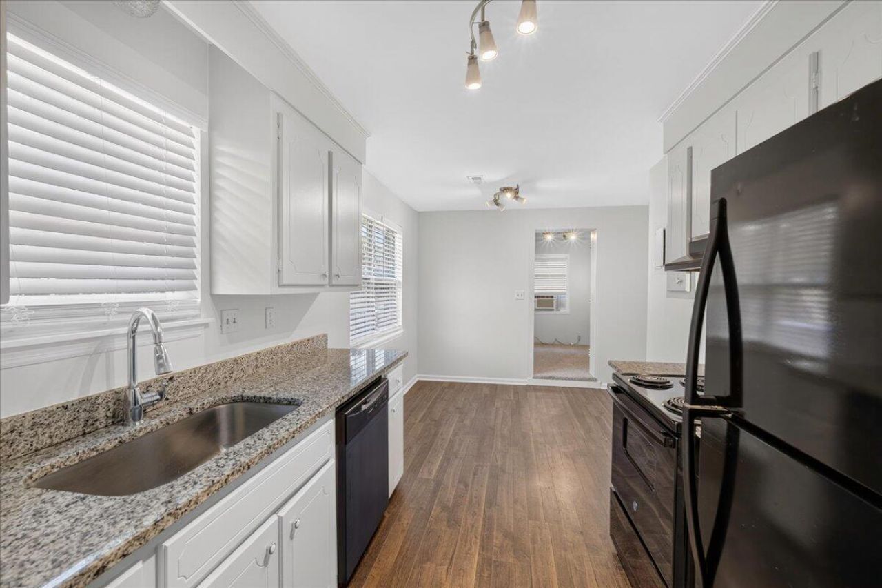 7725 Suzanne Drive Photo 8