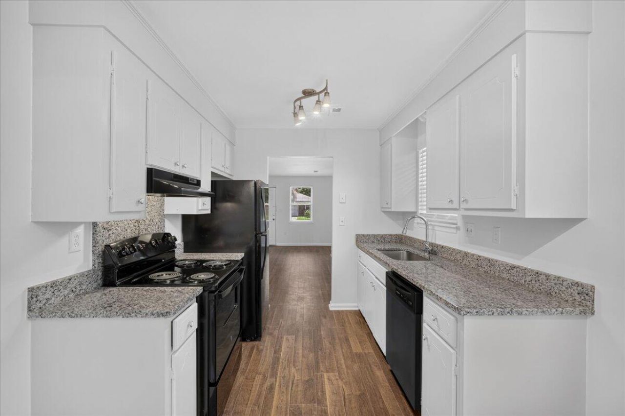 7725 Suzanne Drive Photo 9