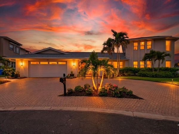 812 SNUG ISLAND, CLEARWATER BEACH, FL 33767