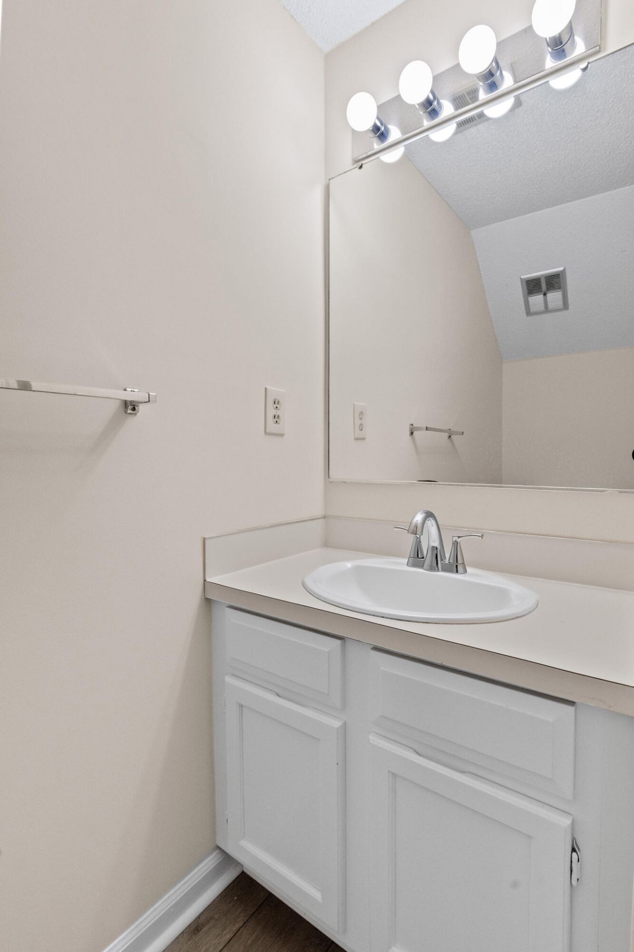 1011 Reserve Way Photo 17