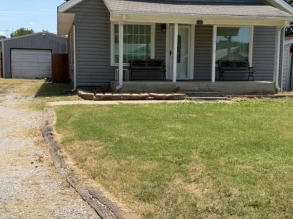 605 N Burgess Street , Holdenville, OK 74848