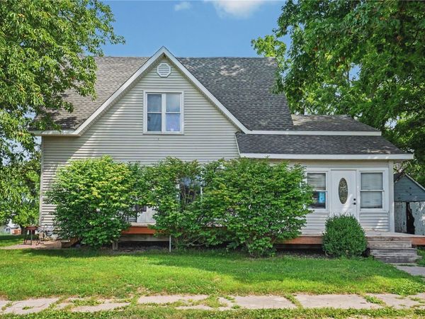 106 3rd Avenue E, Coggon, IA 52218