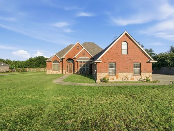 148 Fossil Rock Drive , Azle, TX 76020