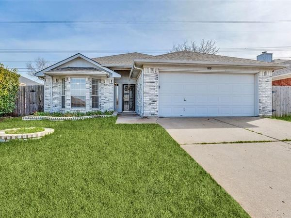 800 Ponselle Drive , Arlington, TX 76001