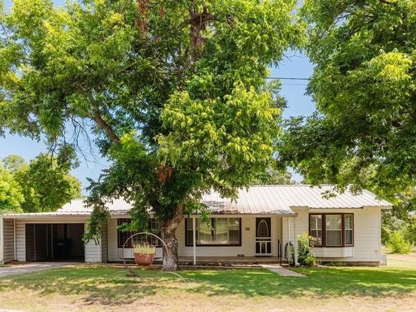 649 E Short Avenue , De Leon, TX 76444