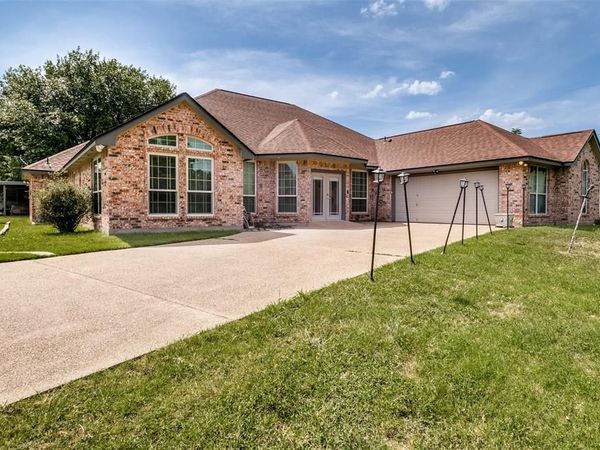 1425 Tobie Layne Street, Benbrook, TX 76126