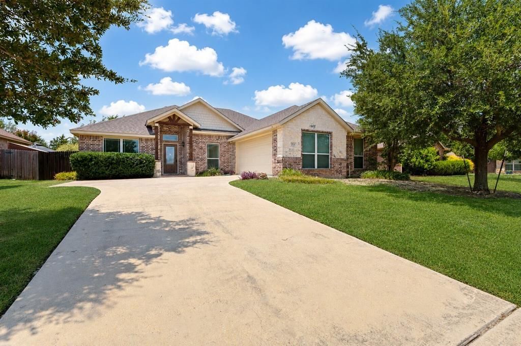 215 Newcastle Street, Waxahachie, TX 75165 Main Photo