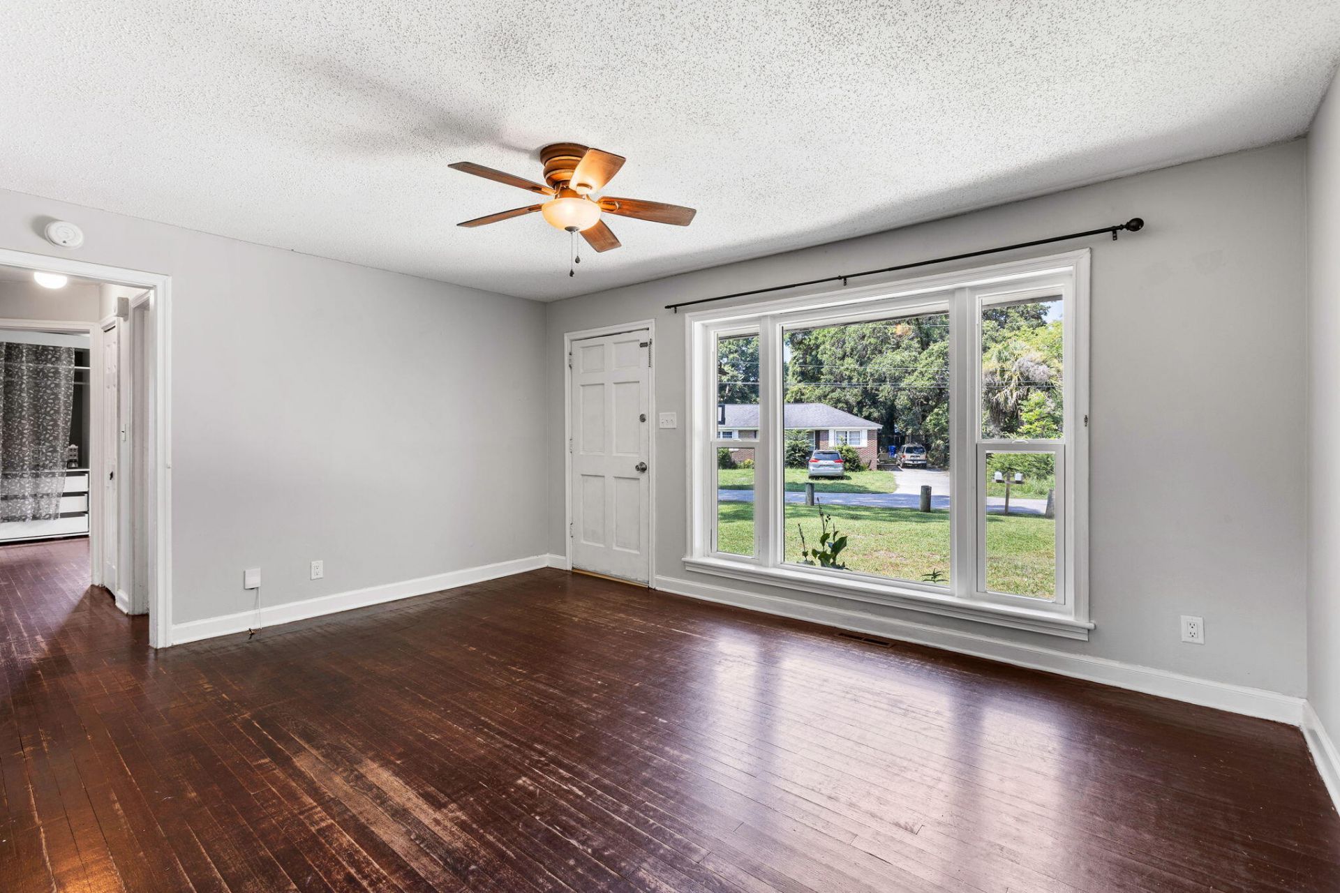 860 Santee Street Photo 3