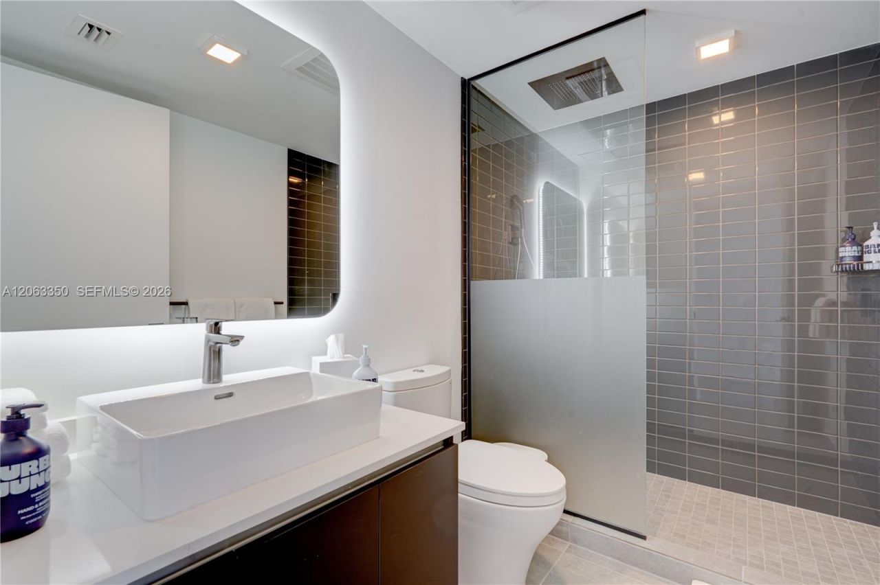 227 NE 2nd St, Unit 2500, Miami, FL 33132 Photo
