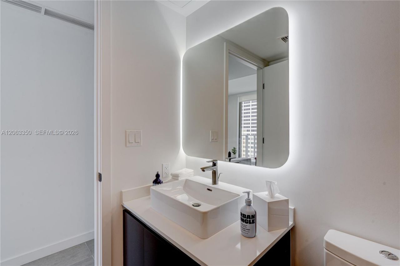227 NE 2nd St, Unit 2500, Miami, FL 33132 Photo