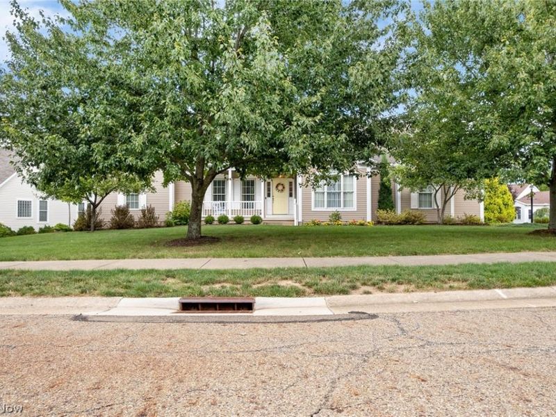 1829 Swanhurst Circle NE, North Canton, OH 44720 Photo 2